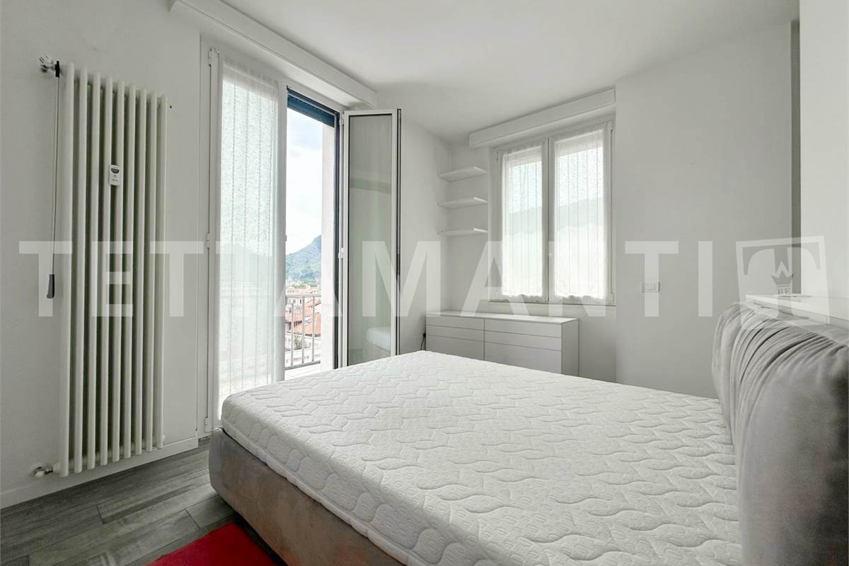 Esclusivo Attico in Piazza Perretta: Il Lusso di un Terrazzo Vista Lago a Como
