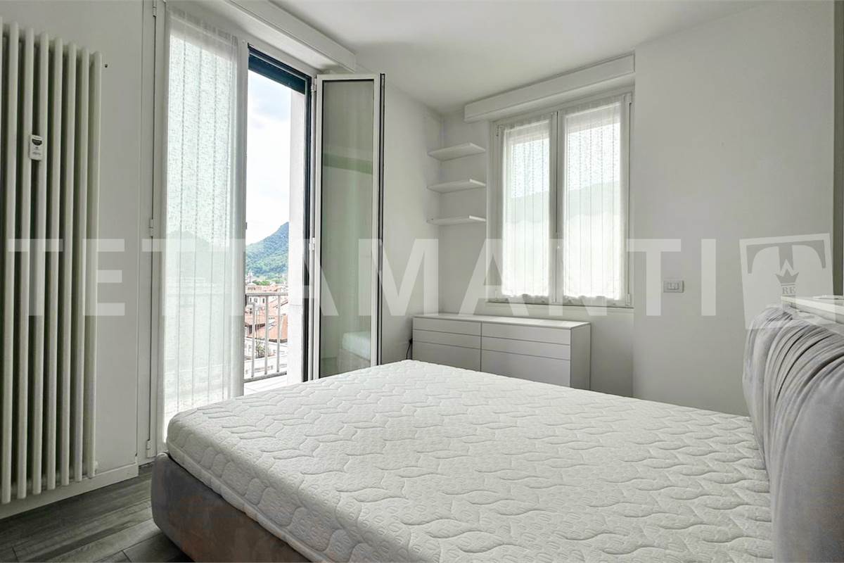 Esclusivo Attico in Piazza Perretta: Il Lusso di un Terrazzo Vista Lago a Como