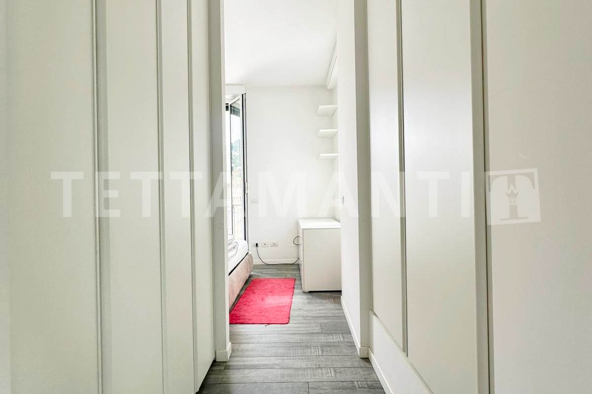 Esclusivo Attico in Piazza Perretta: Il Lusso di un Terrazzo Vista Lago a Como