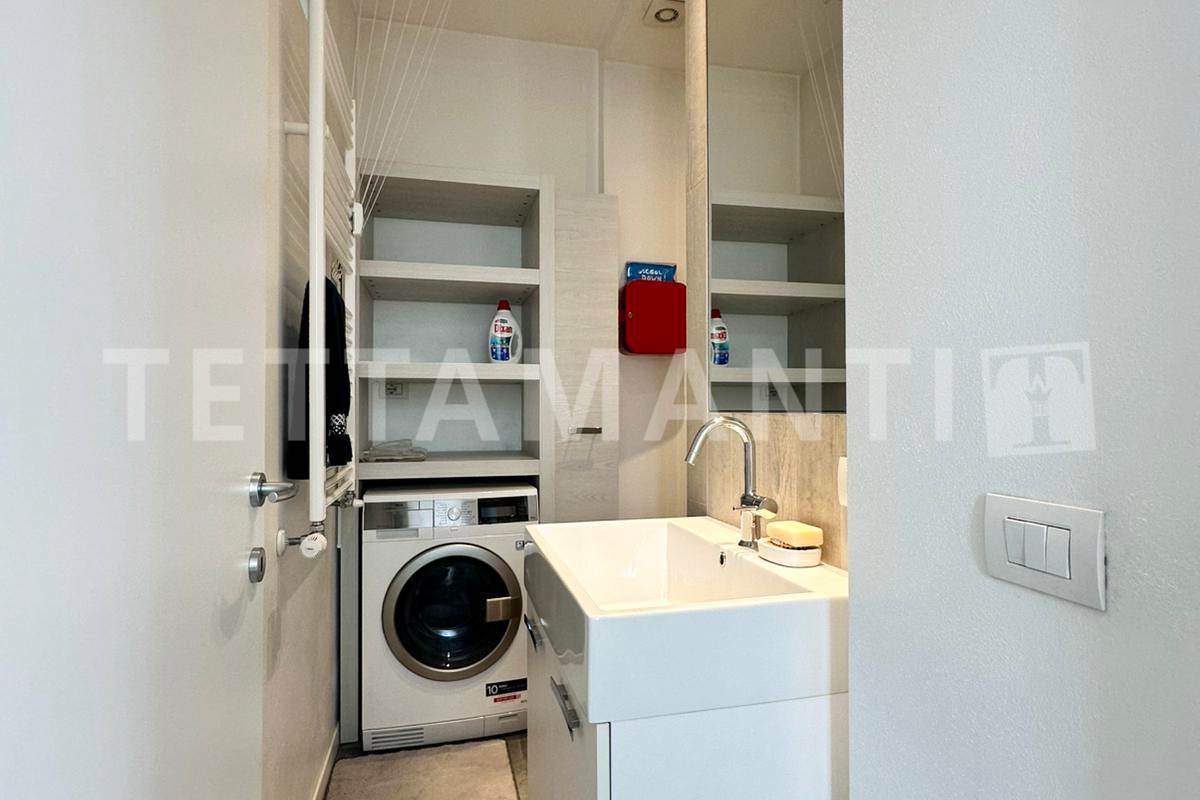 Esclusivo Attico in Piazza Perretta: Il Lusso di un Terrazzo Vista Lago a Como