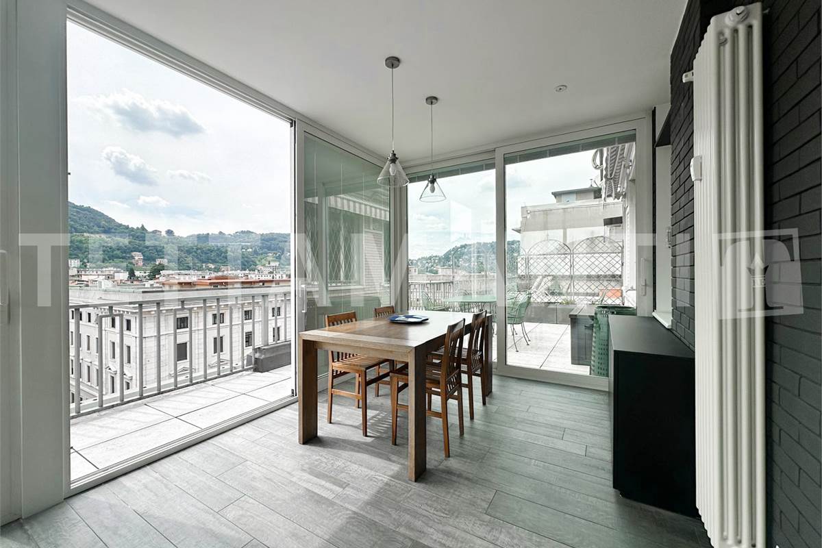 Esclusivo Attico in Piazza Perretta: Il Lusso di un Terrazzo Vista Lago a Como