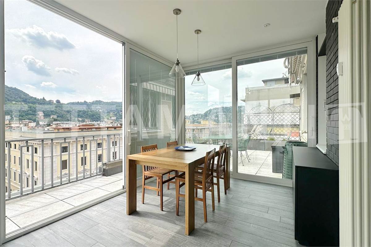 Esclusivo Attico in Piazza Perretta: Il Lusso di un Terrazzo Vista Lago a Como