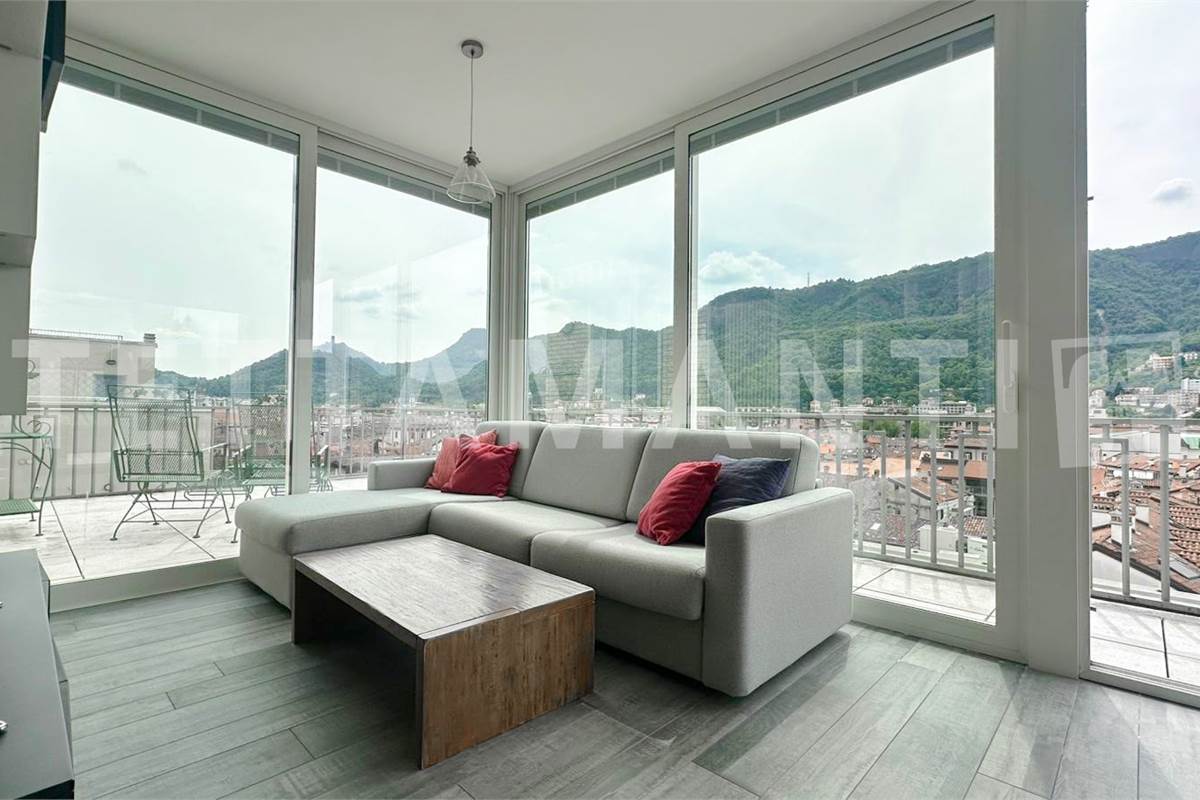 Esclusivo Attico in Piazza Perretta: Il Lusso di un Terrazzo Vista Lago a Como