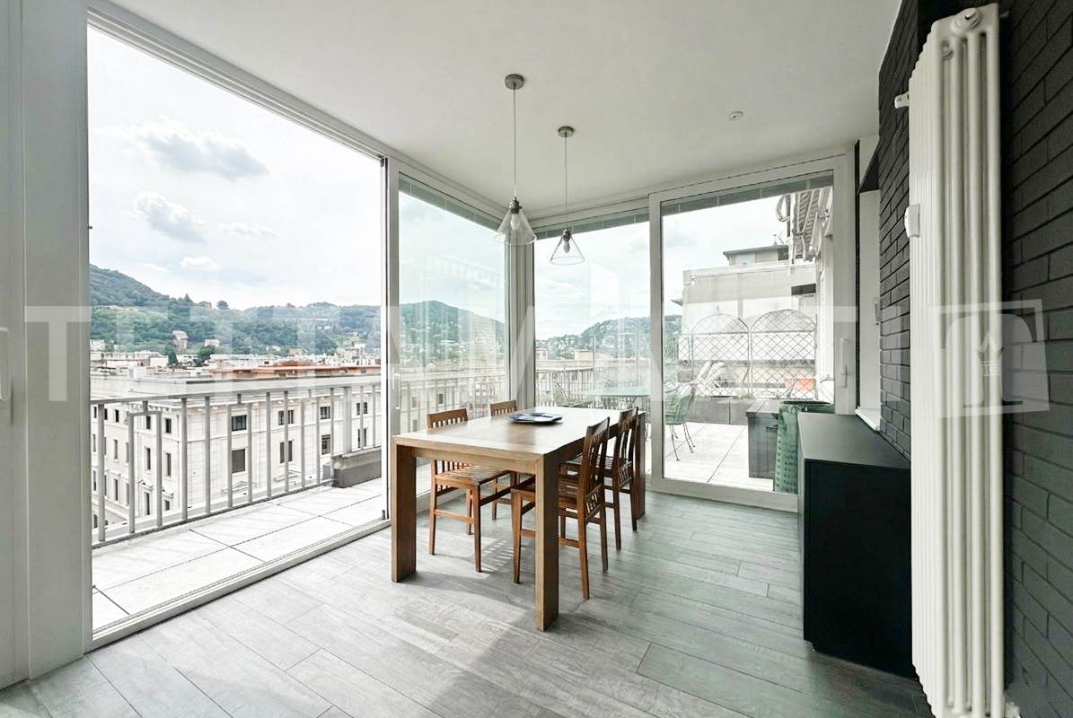 Esclusivo Attico in Piazza Perretta: Il Lusso di un Terrazzo Vista Lago a Como