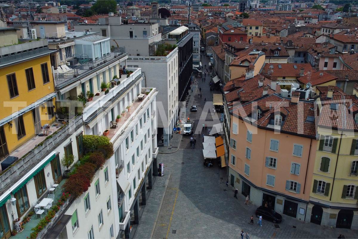 Esclusivo Attico in Piazza Perretta: Il Lusso di un Terrazzo Vista Lago a Como