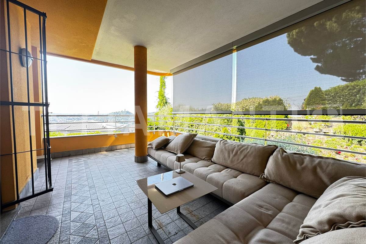 Trilocale Panoramico a Como Garzola: Terrazzo, Box e Parco Condominiale