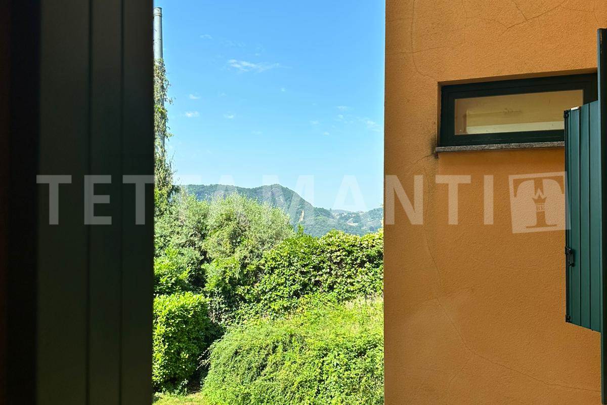Trilocale Panoramico a Como Garzola: Terrazzo, Box e Parco Condominiale