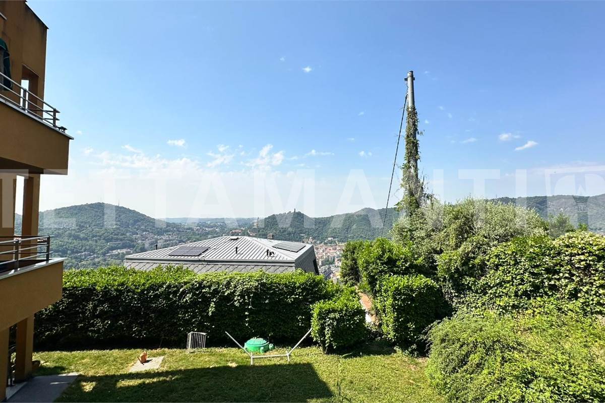 Trilocale Panoramico a Como Garzola: Terrazzo, Box e Parco Condominiale