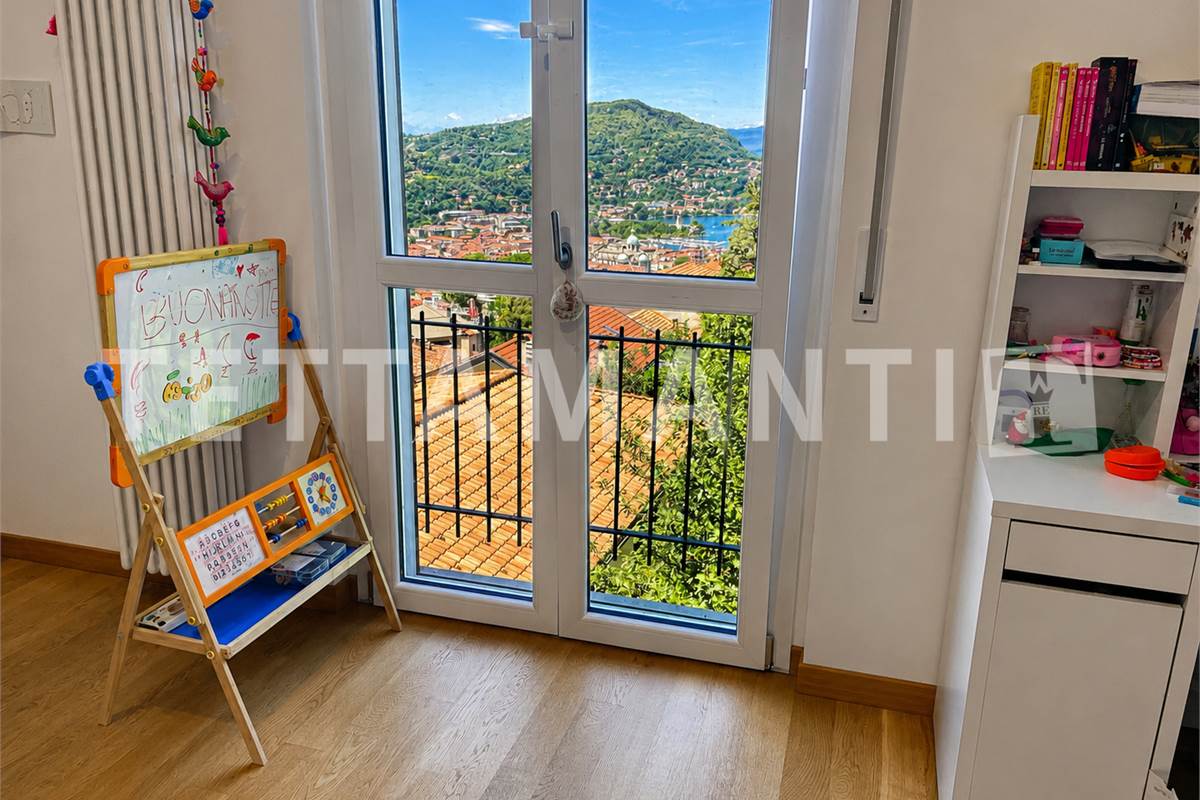Ampio Appartamento Vista Lago a Como Garzola con box