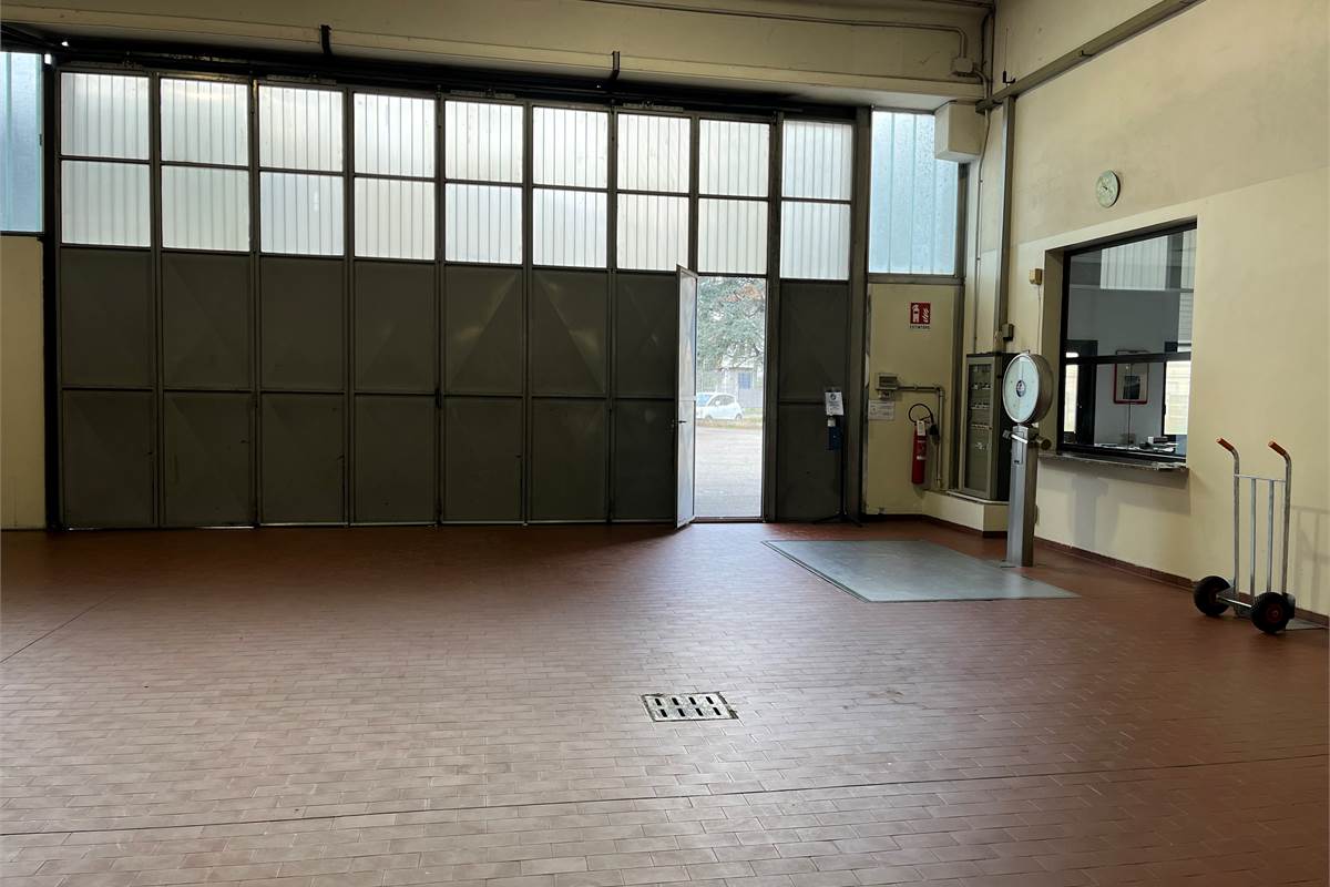 Fino Mornasco Como Capannone