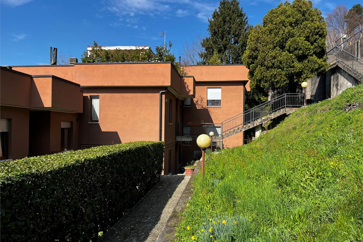 Como panoramico ed ampio nuovo appartamento