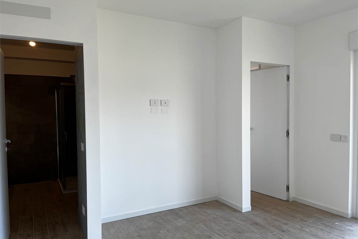 Como panoramico ed ampio nuovo appartamento