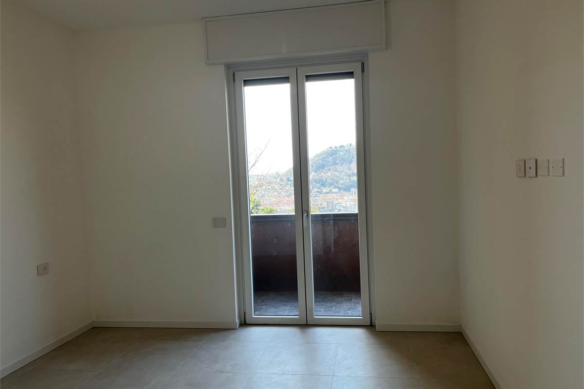 Como panoramico ed ampio nuovo appartamento