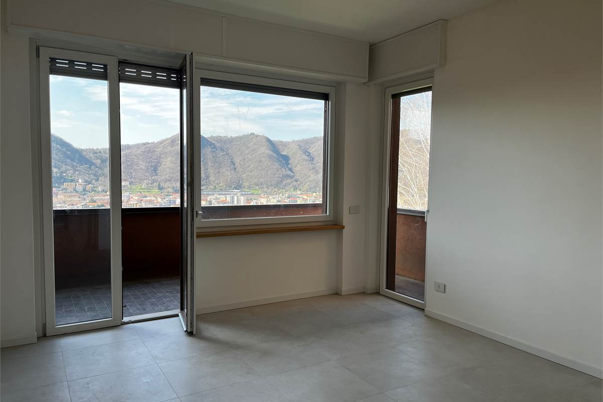 Como panoramico ed ampio nuovo appartamento
