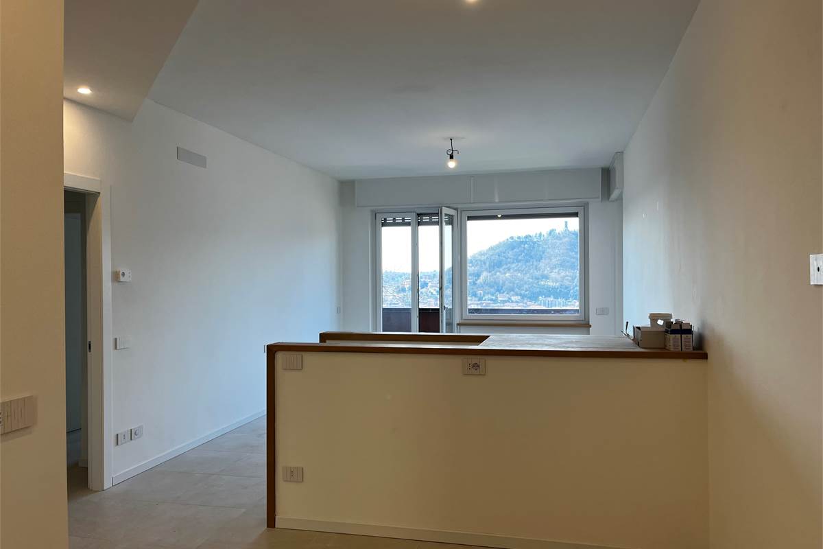 Como panoramico ed ampio nuovo appartamento