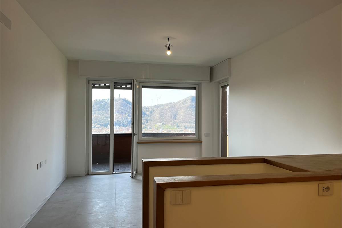 Como panoramico ed ampio nuovo appartamento