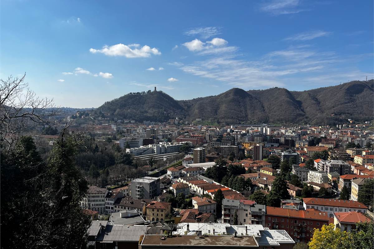 Como panoramico ed ampio nuovo appartamento