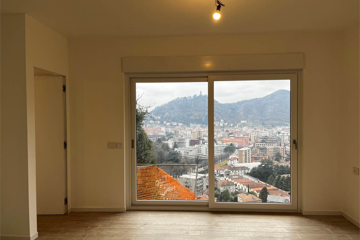 Como panoramico ed ampio nuovo appartamento