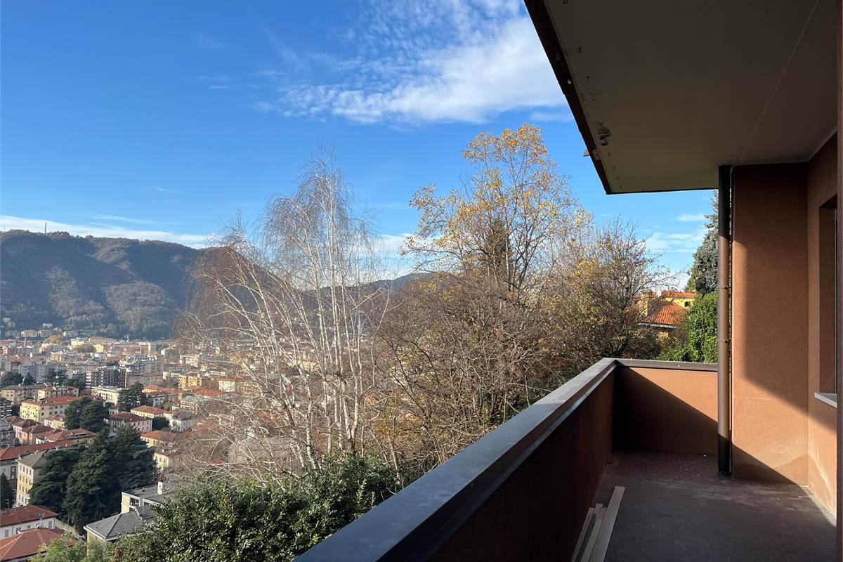 Como panoramico ed ampio nuovo appartamento
