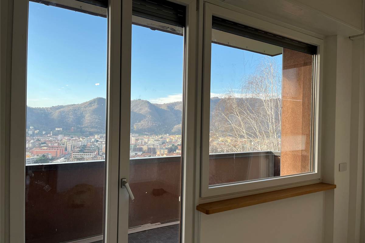 Como panoramico ed ampio nuovo appartamento