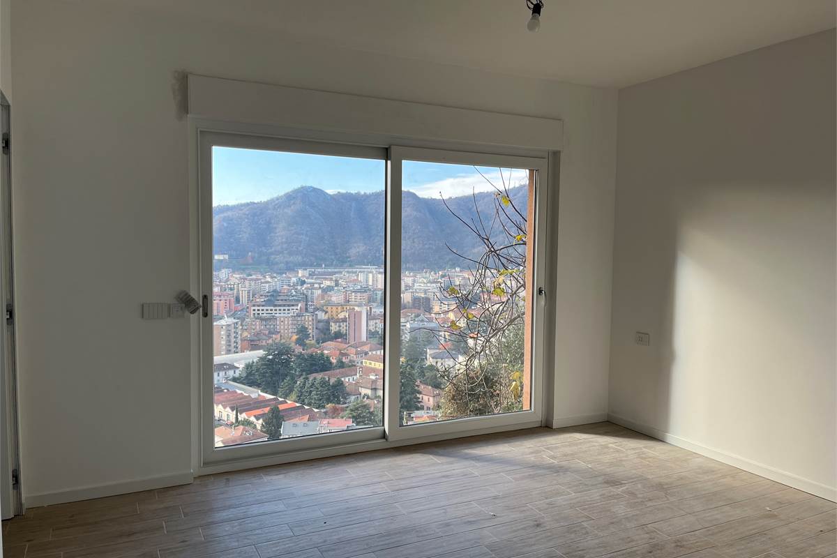 Como panoramico ed ampio nuovo appartamento