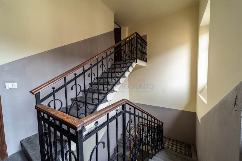 QUADRILOCALE IN CORTE INTERNA CON BOX - CENTRO - COMO  