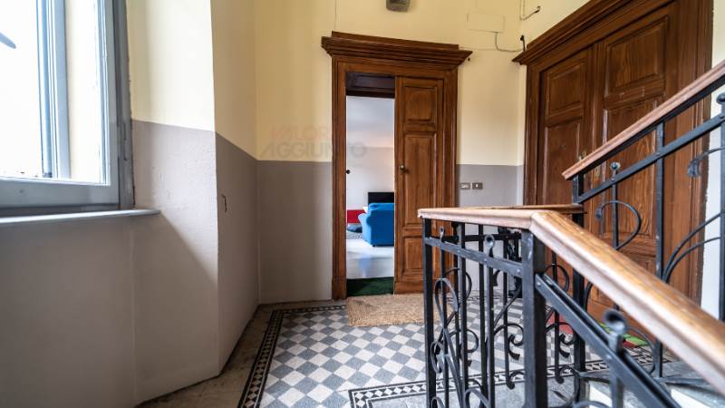 QUADRILOCALE IN CORTE INTERNA CON BOX - CENTRO - COMO  