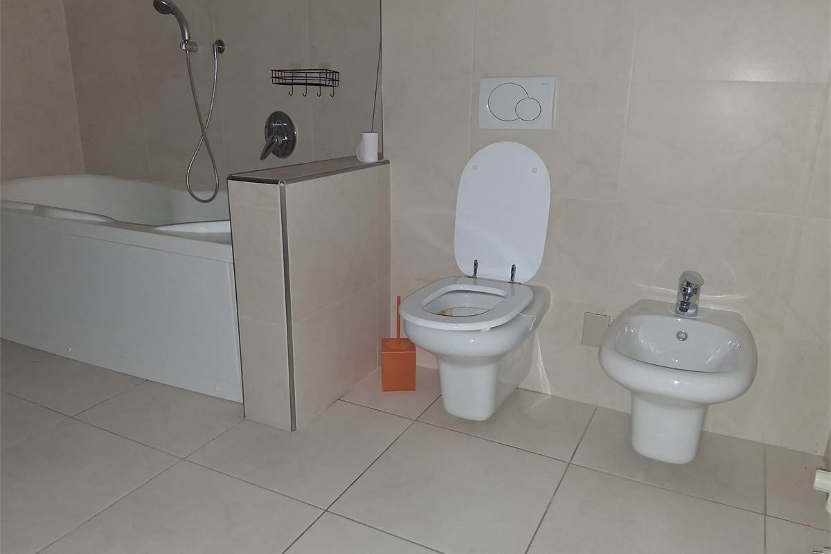 PORZIONE CASA CIELO TERRA CON  2 GRANDI BOX - ROVENNA - CERNOBBIO
