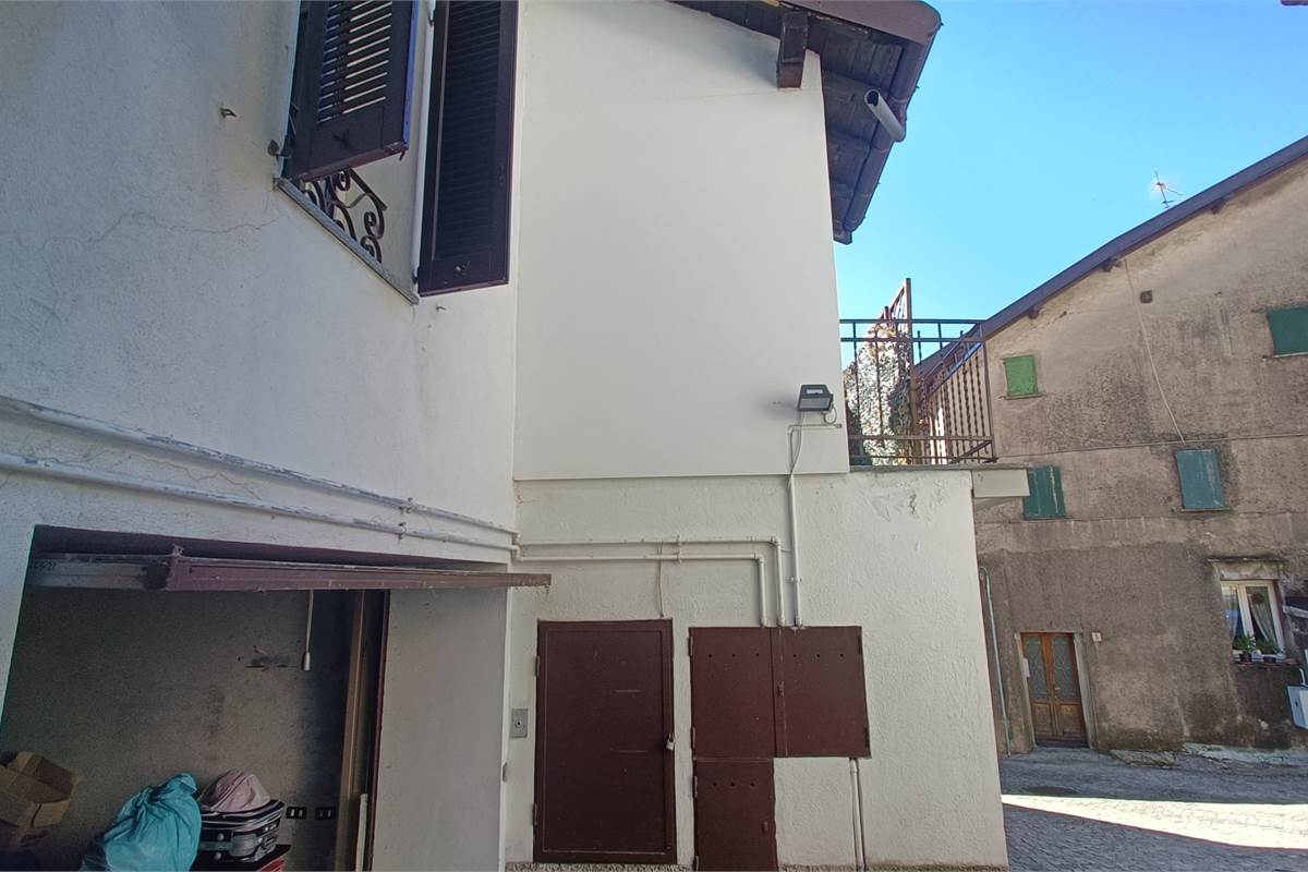 PORZIONE CASA CIELO TERRA CON  2 GRANDI BOX - ROVENNA - CERNOBBIO