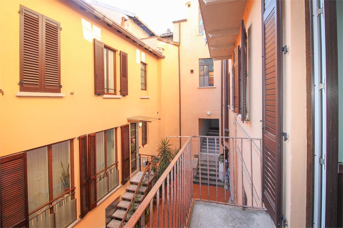 QUADRILOCALE DOPPIO INGRESSO CON BALCONI COMO CITTA' MURATA
