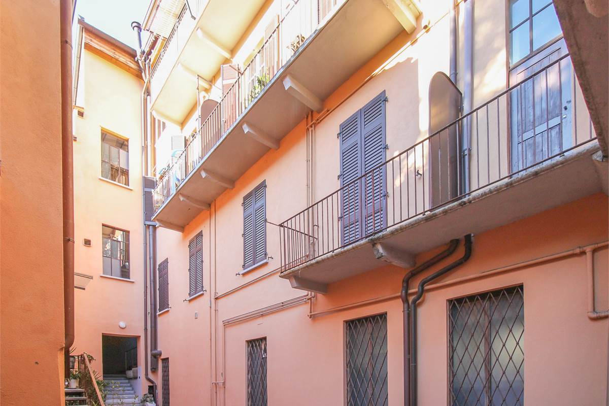 QUADRILOCALE DOPPIO INGRESSO CON BALCONI COMO CITTA' MURATA