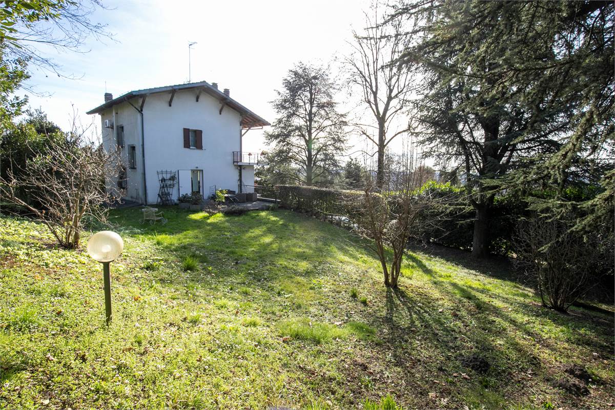 CAPIAGO INTIMIANO VILLA con ampio giardino e terrazzi