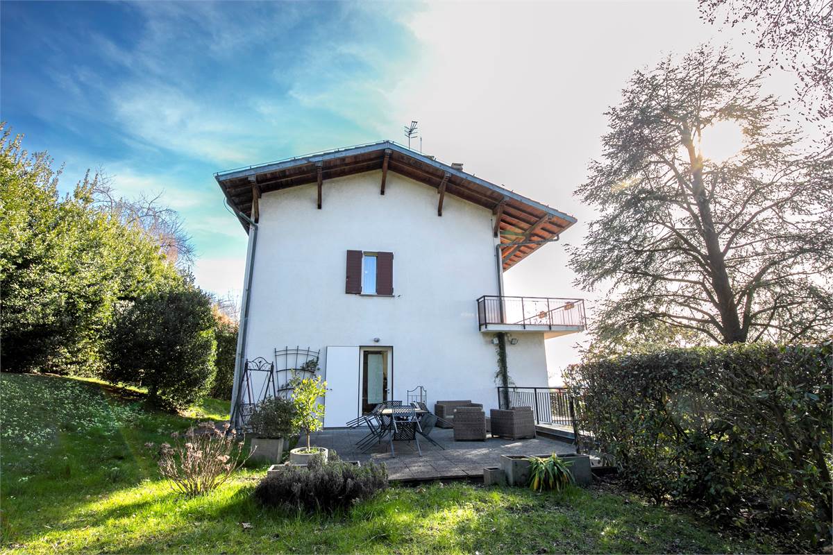 CAPIAGO INTIMIANO VILLA con ampio giardino e terrazzi
