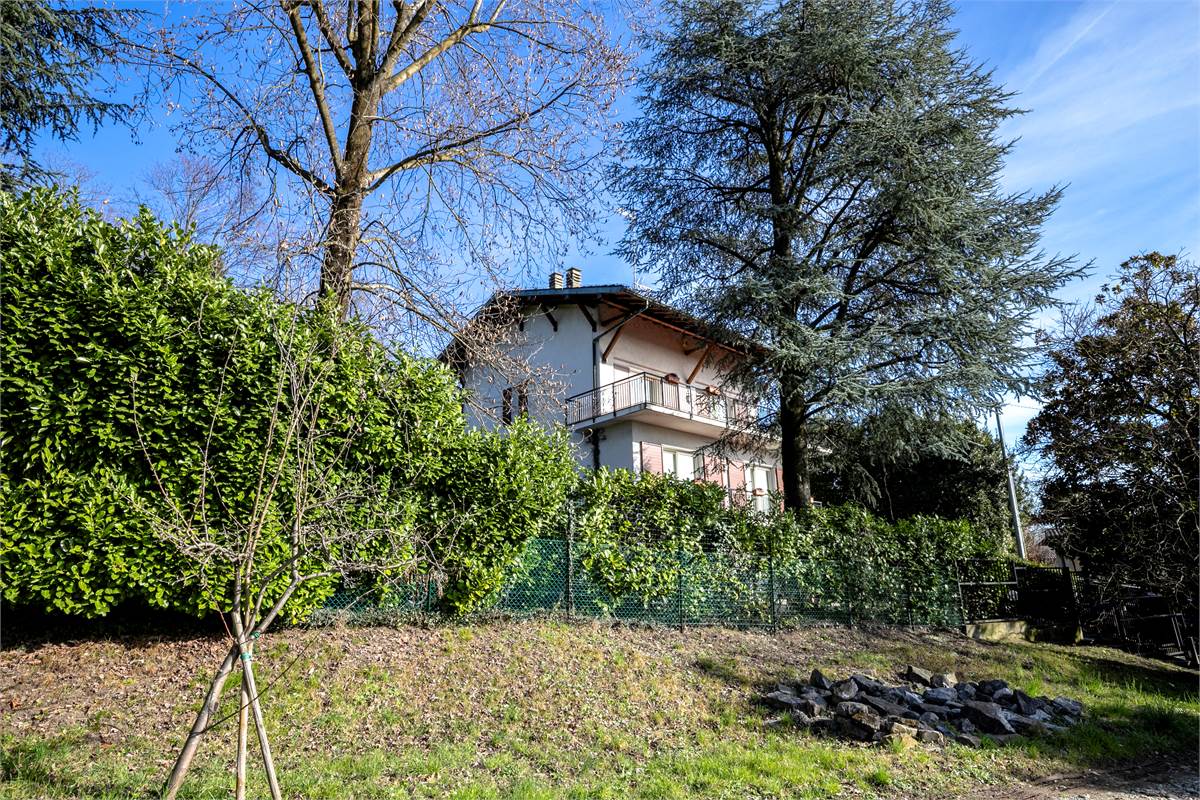 CAPIAGO INTIMIANO VILLA con ampio giardino e terrazzi
