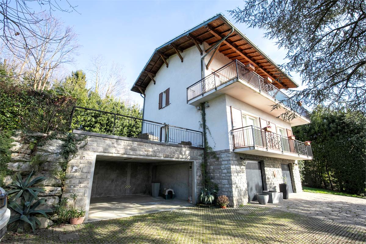 CAPIAGO INTIMIANO VILLA con ampio giardino e terrazzi