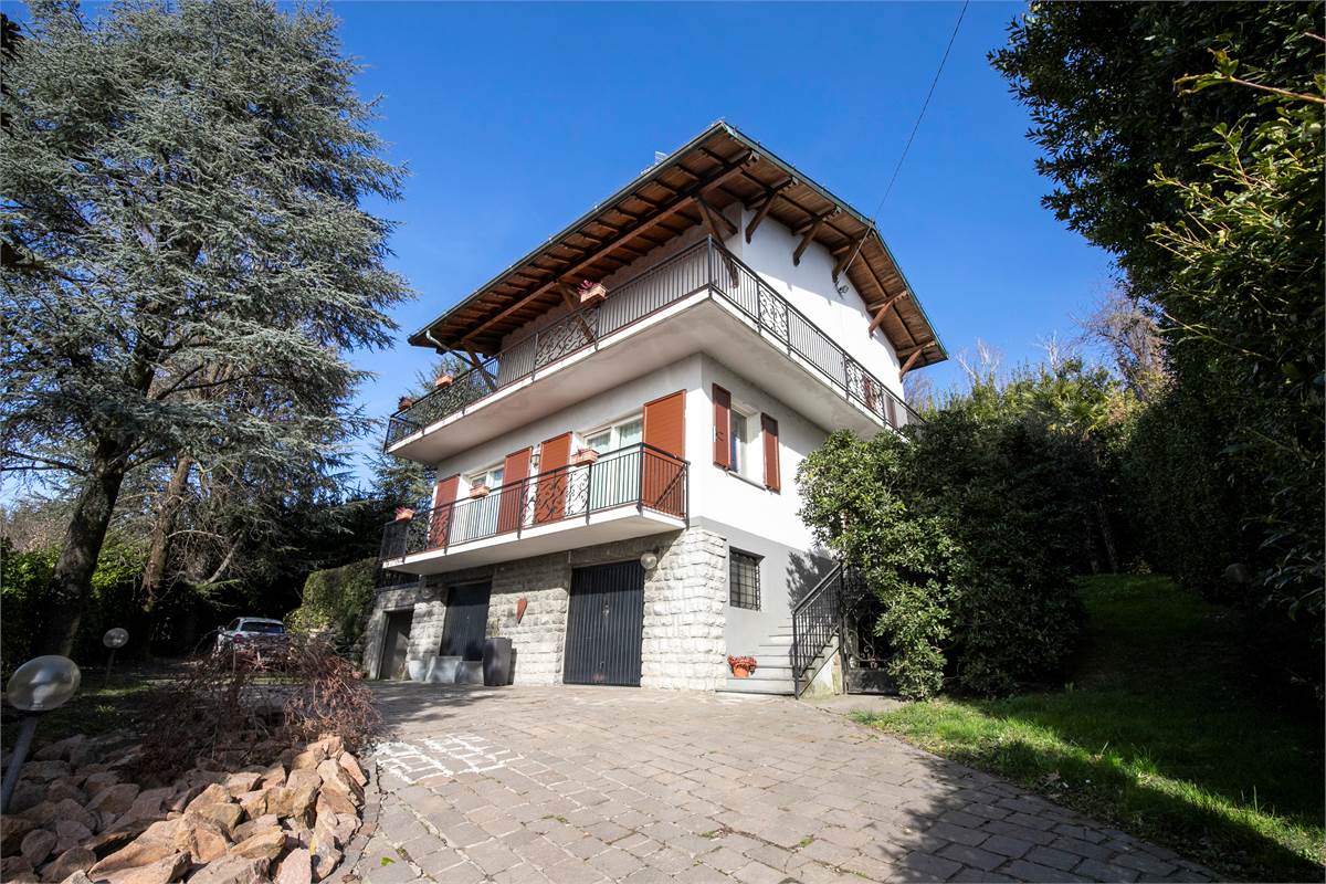 CAPIAGO INTIMIANO VILLA con ampio giardino e terrazzi