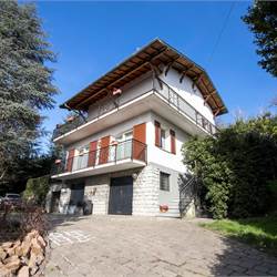 CAPIAGO INTIMIANO VILLA con ampio giardino e terrazzi