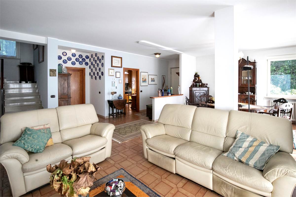 CAPIAGO INTIMIANO VILLA con ampio giardino e terrazzi