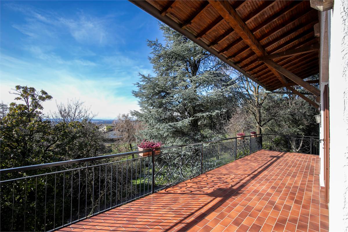 CAPIAGO INTIMIANO VILLA con ampio giardino e terrazzi