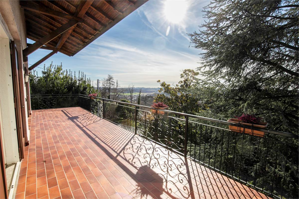 CAPIAGO INTIMIANO VILLA con ampio giardino e terrazzi