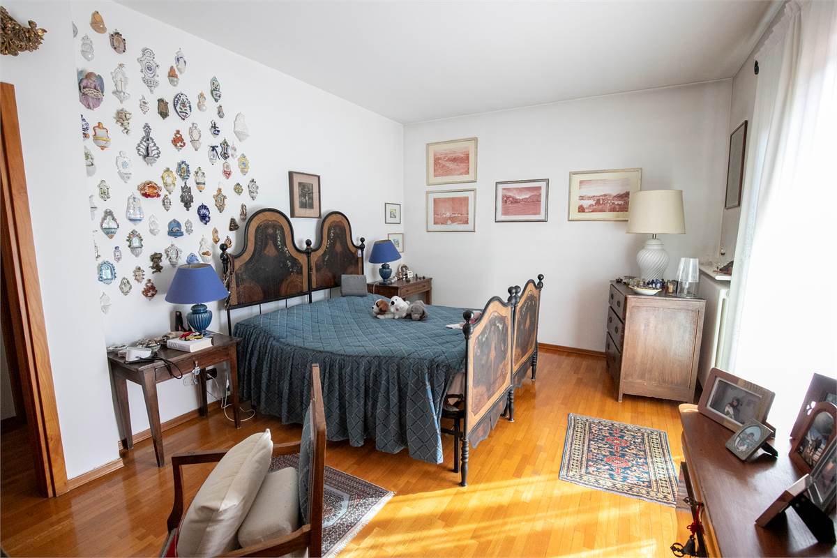 CAPIAGO INTIMIANO VILLA con ampio giardino e terrazzi