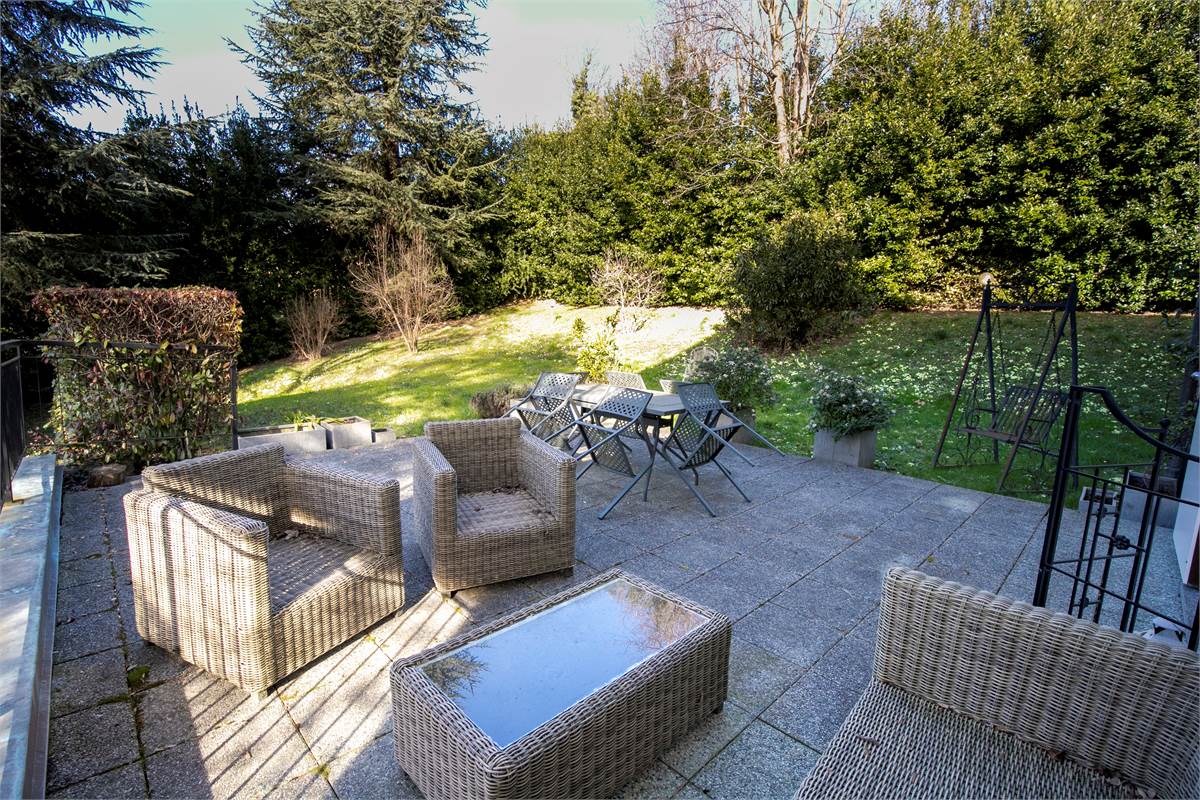CAPIAGO INTIMIANO VILLA con ampio giardino e terrazzi