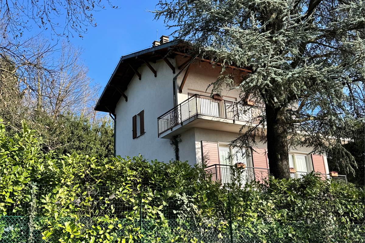 CAPIAGO INTIMIANO VILLA con ampio giardino e terrazzi
