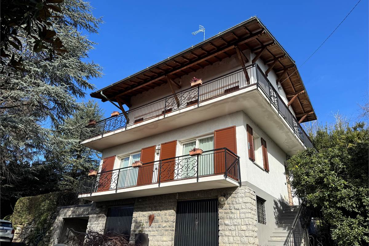 CAPIAGO INTIMIANO VILLA con ampio giardino e terrazzi