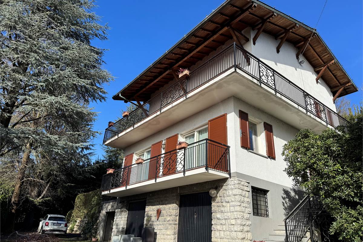 CAPIAGO INTIMIANO VILLA con ampio giardino e terrazzi