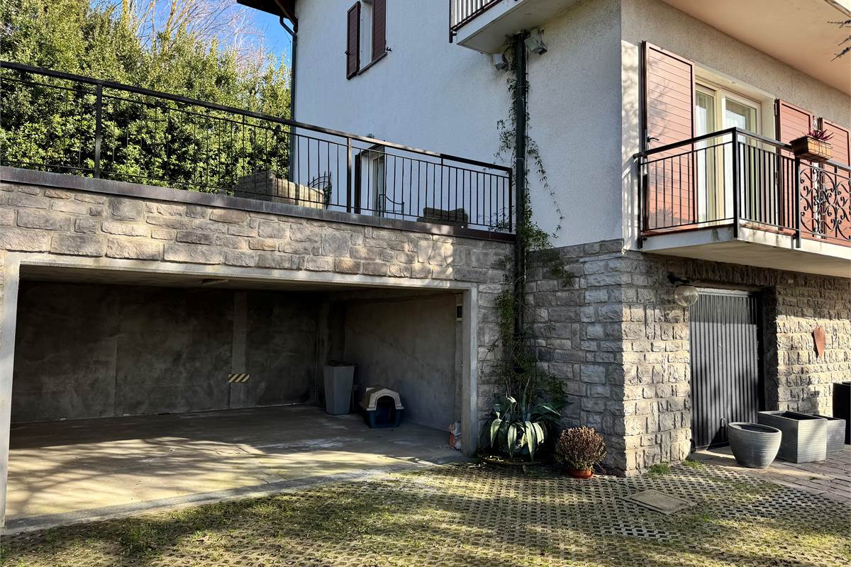 CAPIAGO INTIMIANO VILLA con ampio giardino e terrazzi
