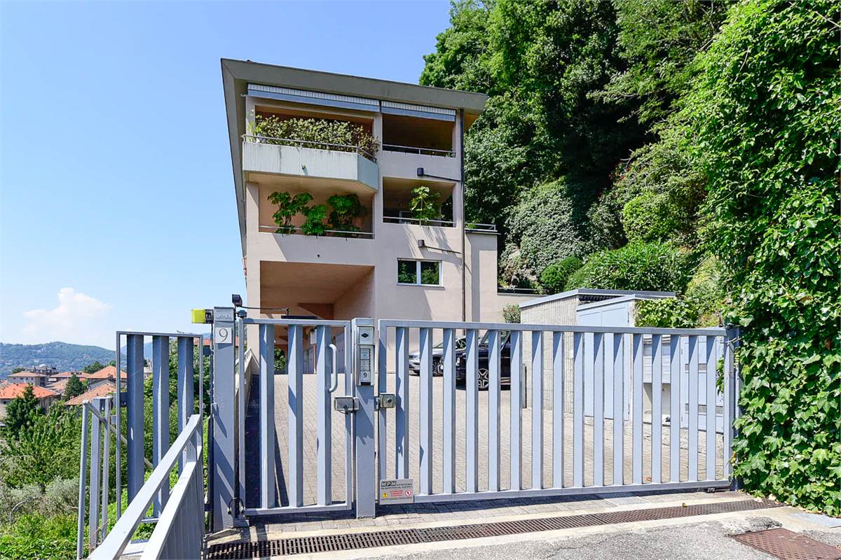 COMO PANORAMICO E AMPIO APPARTAMENTO CON TERRAZZI