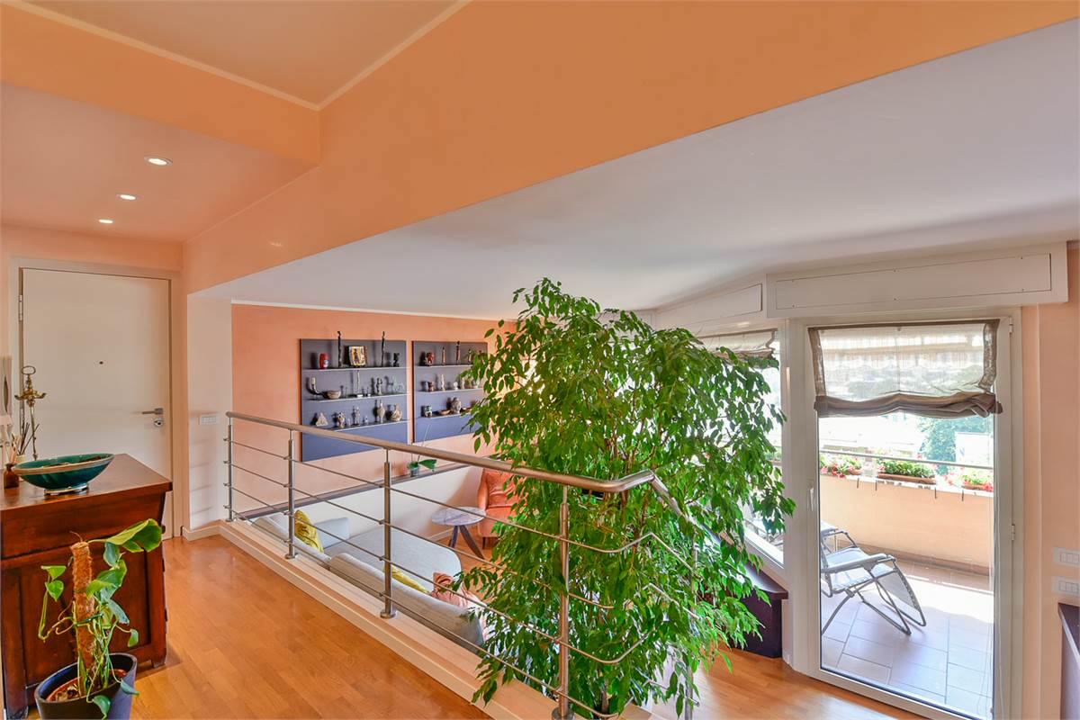COMO PANORAMICO E AMPIO APPARTAMENTO CON TERRAZZI