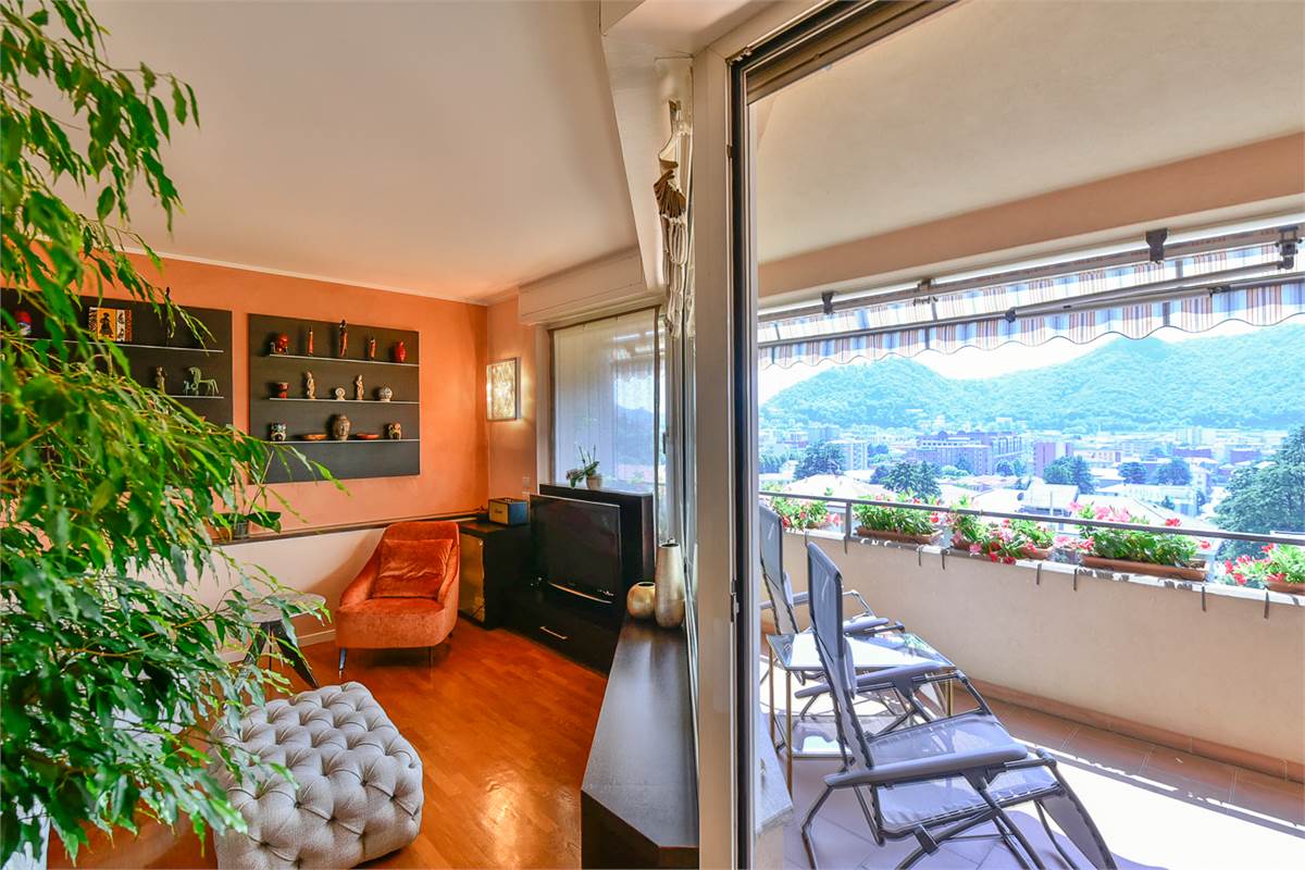 COMO PANORAMICO E AMPIO APPARTAMENTO CON TERRAZZI
