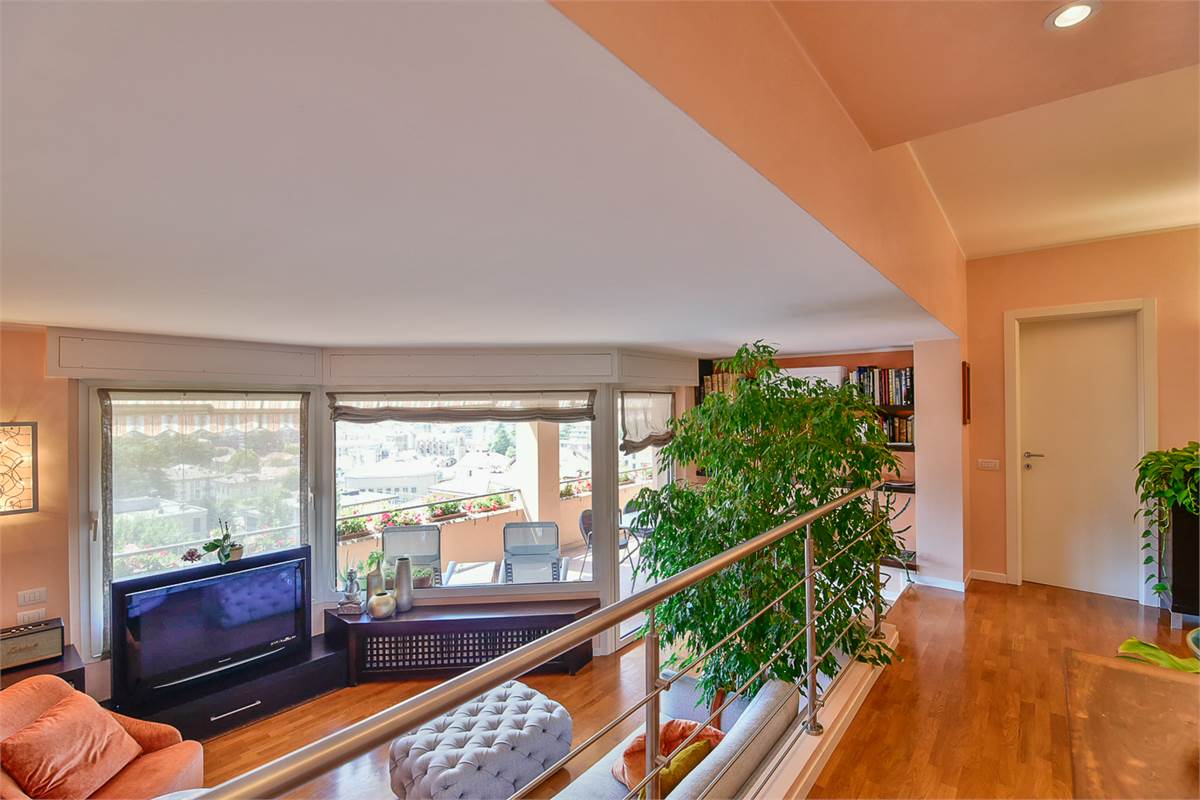 COMO PANORAMICO E AMPIO APPARTAMENTO CON TERRAZZI